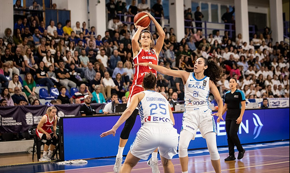 Velký večer pro Julii a Julii. Basketbalistky začaly výhrou nad Finskem