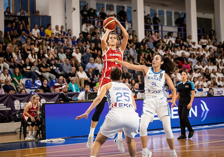 Velký večer pro Julii a Julii. Basketbalistky začaly výhrou nad Finskem